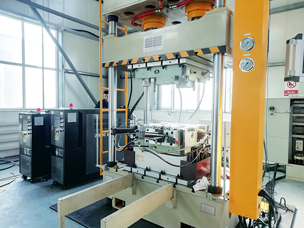 碳纖維液壓機(jī)模溫機(jī) 碳纖維液壓機(jī)模溫機(jī)